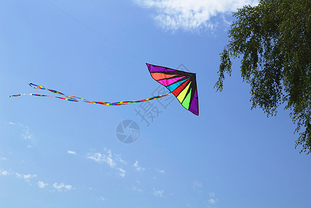 彩色天空蓝色天空中的彩色风筝 - UP 箭头背景
