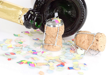 新年 香槟软木塞 五彩纸屑 饮料 起泡酒 香槟酒 派对 香槟酒瓶背景图片