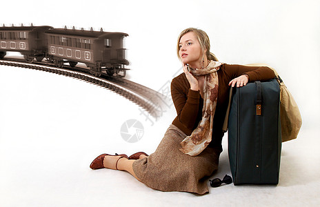 拿着大袋子的女人 车站 寂寞 休闲服装 时间 手提箱图片