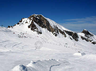 阿尔卑山高山和滑雪电梯图片