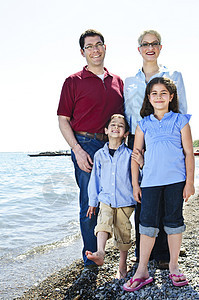 在海滩快乐的一家人 幸福 儿子 爸爸 父母 站立 女儿图片