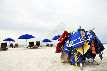 海滩伞状和生命夹克图片
