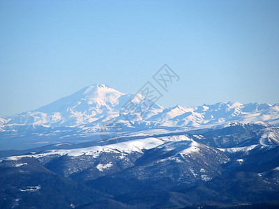 主要高加索山脊 木头 一种 美丽 雪 一座山丘图片