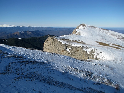 主要高加索山脊 岩石 一种解脱 雪 全景图 山脉 天空 天图片