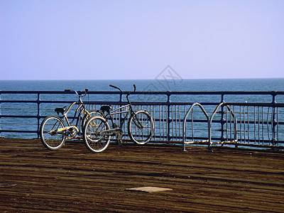 海洋附近两辆浪漫的自行车图片