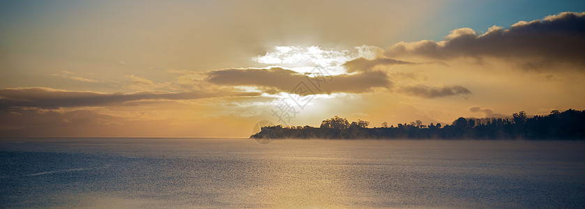 日出或日落 天堂 和平 阳光 云 虔诚 假期 湖背景图片