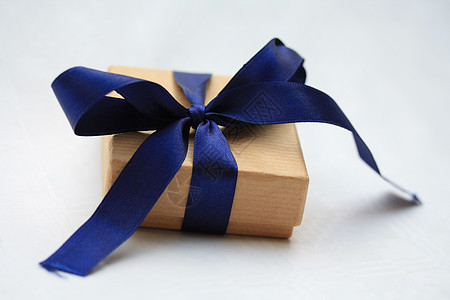 带蓝色丝带的礼品盒 结婚礼物 包 惊喜 展示背景图片