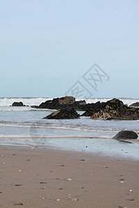 英国海岸线 波浪 假期 节日 贝壳背景图片