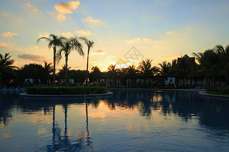 温暖的日出在游泳池上图片