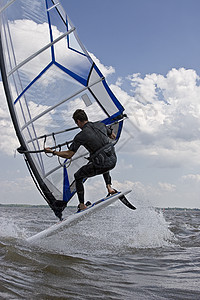 Windsurfer 翻转 移动 云 航行 湖图片