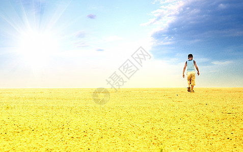 男人在沙沙沙漠中 娱乐 绝望 热的 男生 探险家 干旱图片