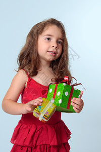 拿着圣诞礼物的小女孩小姑娘背景图片