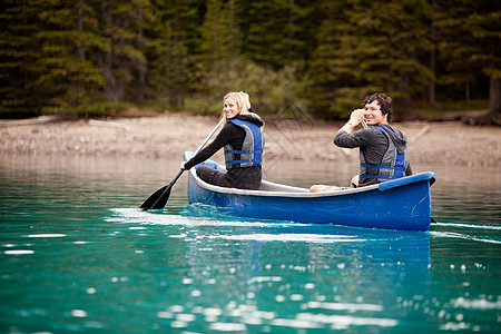 湖中探险独木舟图片
