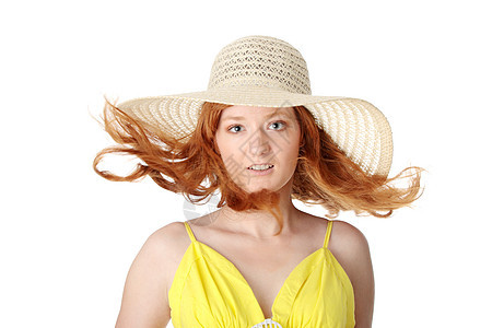 穿黄色夏装的红发女孩 姿势 夏天 美丽 喜悦 放松图片