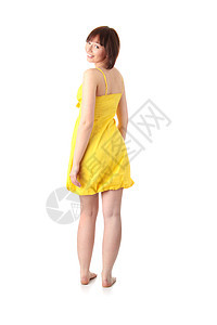 穿黄色夏日服装的少女图片