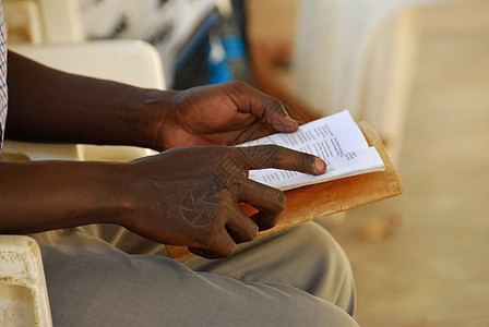 非洲男子 贫困 非洲的 学校 祈祷 苦难 阅读背景图片