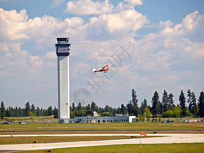 随着飞机起飞的现代机场空中交通管制塔台空 气控制塔 旅游图片