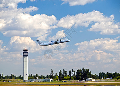 随着飞机起飞的现代机场空中交通管制塔台空 气控制塔 旅游 商业图片