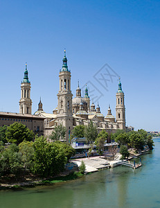 萨拉戈萨大教堂和埃布罗河图片