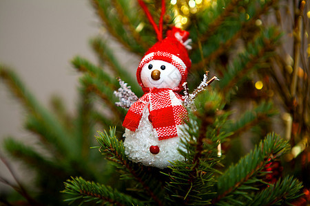 圣诞树上的雪人玩具背景图片