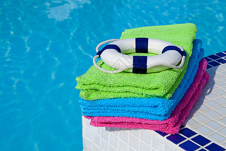 游泳池附近的毛巾和生活浮标 闲暇 齿轮 水池 夏天图片