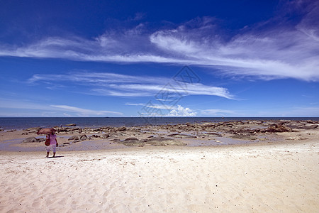 华欣海滩上带雨伞的女人图片