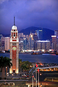 来自九龙渡的香港钟塔和夜间港湾图片