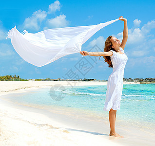 海滩上有白丝巾的美丽女孩 乐趣 快乐的 裙子 闲暇图片