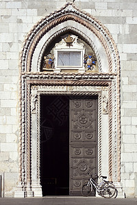 圣玛丽亚阿松塔教堂入口 旅游 建筑师 骑自行车 站图片