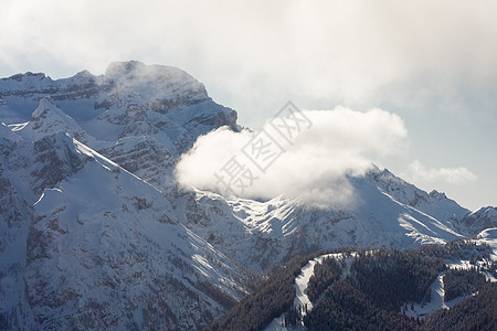 意大利冬季雪下高山 冬季意大利 天空 自然 假期图片