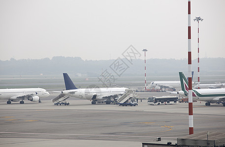 停放飞机 翅膀 飞行 航空公司 飞机跑道 天空 航班 游客 商业图片