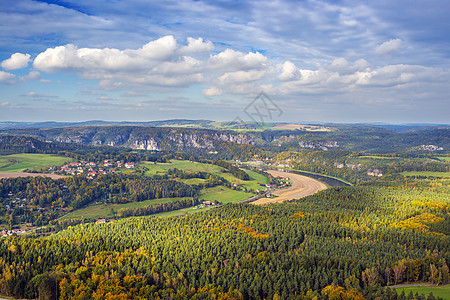 瑞士萨克森州Elbe河的景观图片
