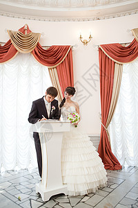 新娘和新郎签署结婚文件 女孩 戒指 爱 马夫 假期图片