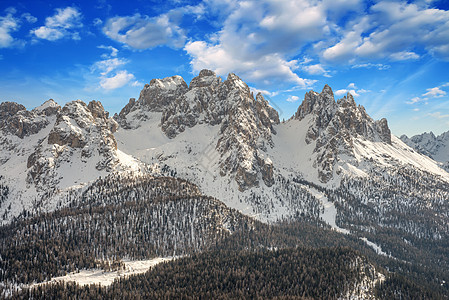 意大利多洛米特人 雪地山脉的美丽景象图片