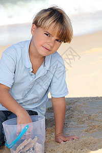 小男孩在沙沙滩上玩耍图片
