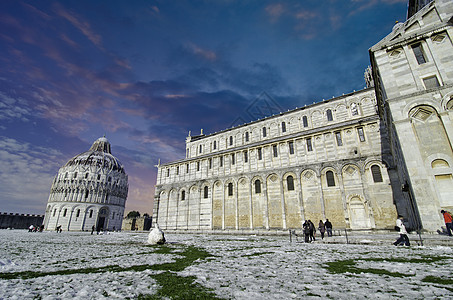 下雪后在比萨的Duomo 夏天 墙纸 草 建筑背景图片