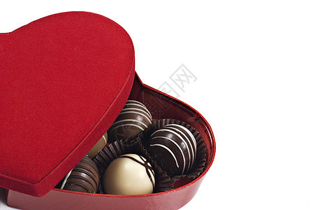 白色背景上的红色心形巧克力盒 带有文字空间图片