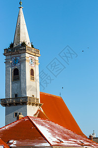 一座教堂的屋顶和塔楼图片