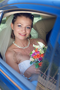 新娘肖像 漂亮的 面纱 幸福 美丽的 爱 女孩 车辆 微笑图片