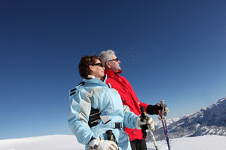 夫妻滑雪 男人 冬装 假期 太阳 山 衣服图片