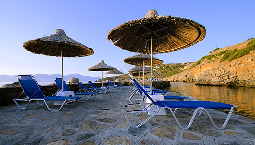 阳伞和甲板椅 希腊 地下 克里特岛 海滩 晒太阳 棕褐色 码头背景图片