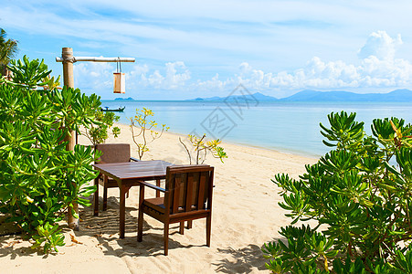海边海滩的椅子和桌椅 海浪 美丽的 天堂 浪漫的图片