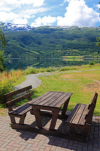 在挪威 欧洲湖边的平面桌和长椅上图片