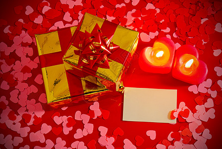 礼物和两颗心形蜡烛 有空白卡图片