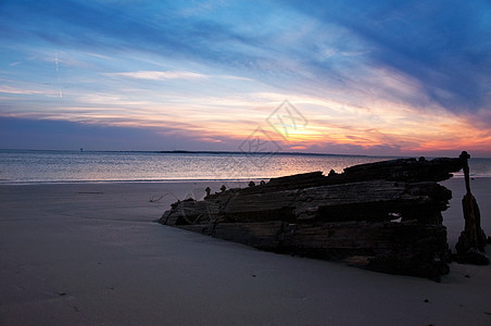 美丽的日落 海岸上有天气晴朗的木子光束图片