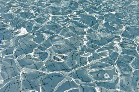 美丽明亮的池塘水在太阳中反射 液体 海浪 绿松石图片