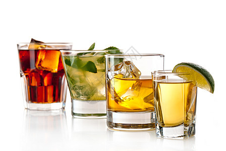 酒精酒 酸橙 威士忌酒 喝 玻璃 绿色的 自由古巴 薄荷背景图片
