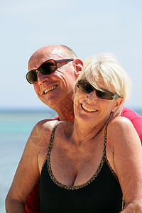 老夫妇站在一个孤僻的沙滩上图片