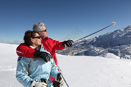 山上老年滑雪夫妇 防雪服 欣赏 肩膀 老的 假期 老年人图片