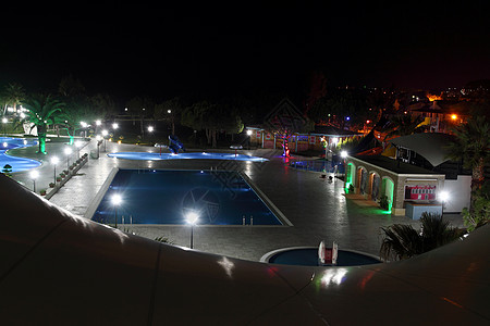 游泳池的夜景图片